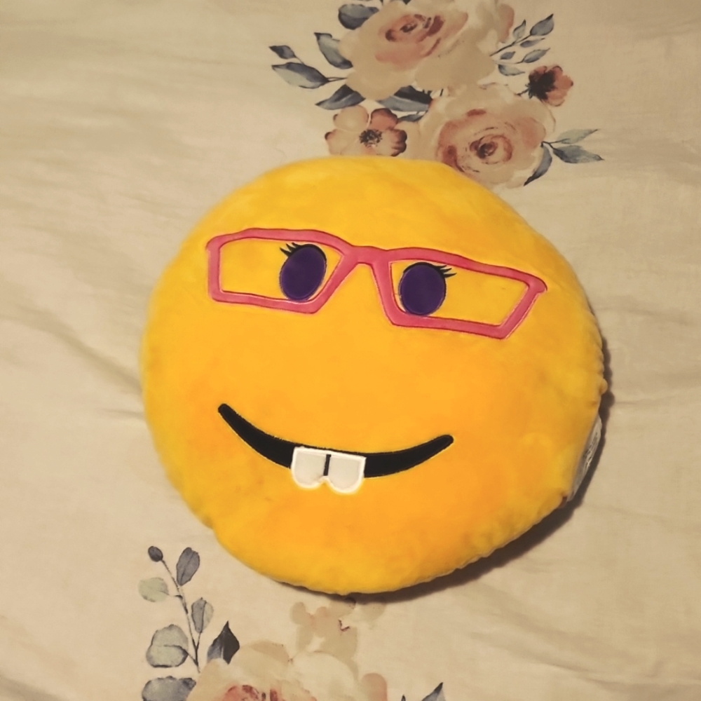 Smiley Face with glasses round pillow